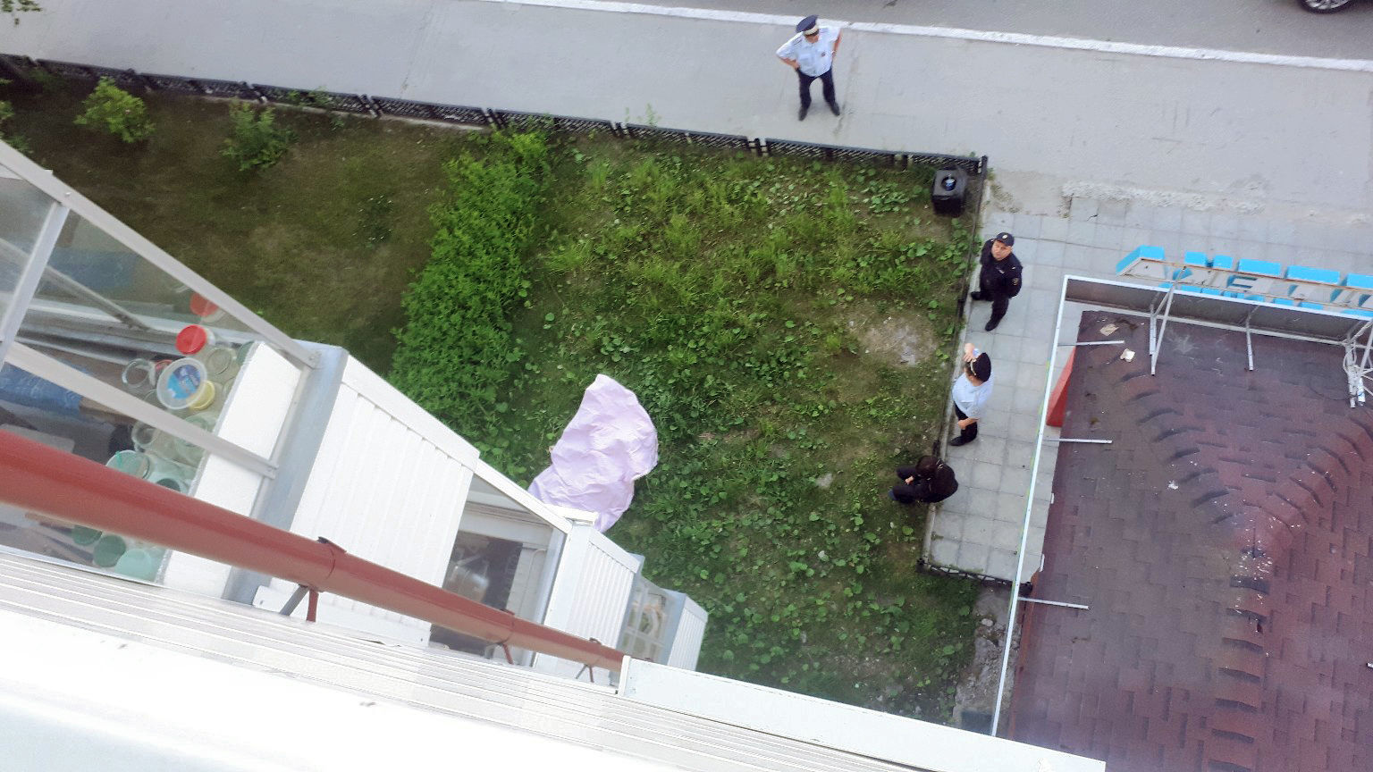 Москва выпал мужчина. В Москве из окна выпал парень. Мужчина выпал из окна в Москве.