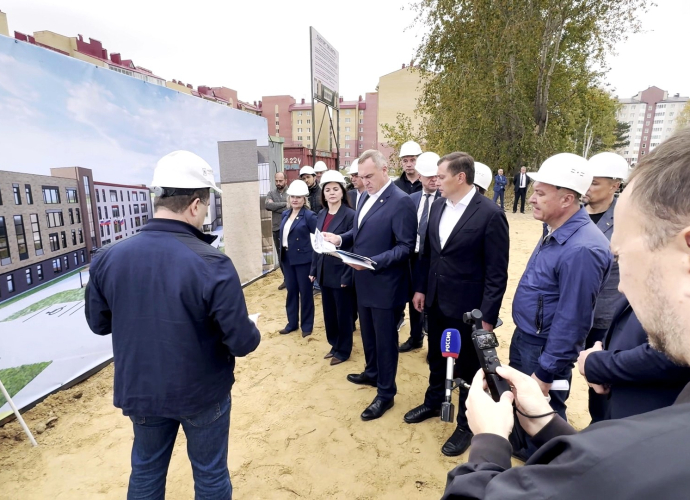 ​Руслан Кухарук проверил готовность стройплощадки к возведению новой школы в Советском