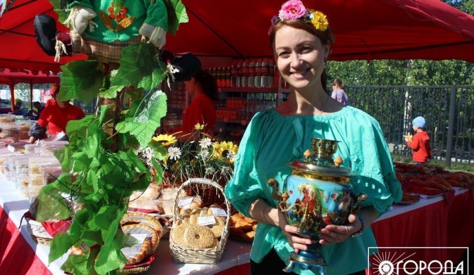 ulichnyy_torgovec_yuliya_s_samovarom_komment
