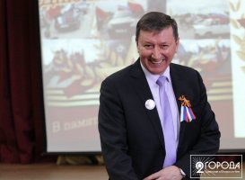 glava_yugorska_so_znachkom_ot_aktivistov
