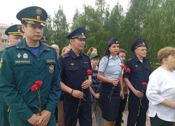 В Советском районе полицейские и общественники приняли участие в мероприятиях, посвящённых Дню памяти и скорби В Советском районе полицейские и общественники приняли участие в мероприятиях, посвящённых Дню памяти и скорби