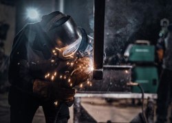 В Югре есть 3 тысячи вакансий с предложением 200 тысяч рублей и выше В Югре есть 3 тысячи вакансий с предложением 200 тысяч рублей и выше