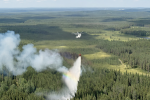 Лесные пожарные ХМАО остановили огонь в километре от газопровода