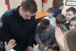 В преддверии Дня Победы полицейские и общественники Советского района провели акцию &laquo;Символ памяти&raquo; и рассказали школьникам об истории монумента &laquo;Журавли&raquo;