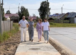 На  улицах  Советского обновляют тротуары