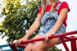 Следователи ХМАО ищут подростков, избивших на площадке 8-летнюю девочку