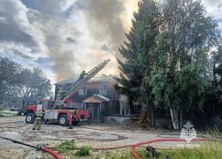 В Югорске пожарные подразделения ликвидируют возгорание в расселённом многоквартирном доме