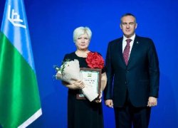 Педагог школы №5 Наталья Павлова получила награду из рук Губернатора Югры