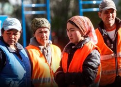 В ХМАО хотят запретить мигрантам работать на складах и в пекарнях В ХМАО хотят запретить мигрантам работать на складах и в пекарнях