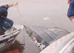 Трое человек погибли при опрокидывании моторной лодки на Оби в ХМАО Трое человек погибли при опрокидывании моторной лодки на Оби в ХМАО