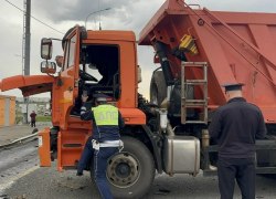 Автомобиль прикрытия предотвратил массовую гибель рабочих на трассе в Свердловской области Автомобиль прикрытия предотвратил массовую гибель рабочих на трассе в Свердловской области
