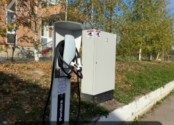 В Югорске появилась первая станция зарядки электромобилей В Югорске появилась первая станция зарядки электромобилей