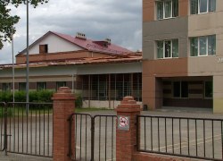 В Советском капитальный ремонт школы №4 начали с кровли