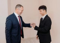 Глава города Алексей Харлов вручил юному югорчанину ключи от новой квартиры Глава города Алексей Харлов вручил юному югорчанину ключи от новой квартиры
