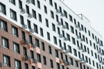 Жительницу Ханты-Мансийска придавило сошедшим с крыши снегом