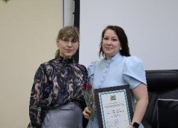 В Югорске наградили работников образования в преддверии Дня учителя