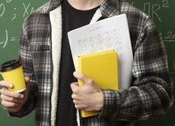 На Урале арестовали квартиру женщины, пытавшейся за взятку устроить ребенка в колледж