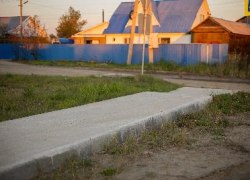В Югорске оборудовали новый тротуар