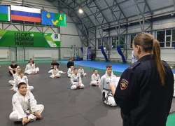 Полицейские Советского района провели профилактическую встречу с воспитанниками спортивной секции