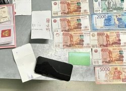 В Советском районе полицейские задержали с поличным курьера телефонных мошенников