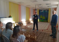 В Советском районе полицейские и общественники научили работников детского сада распознавать уловки мошенников