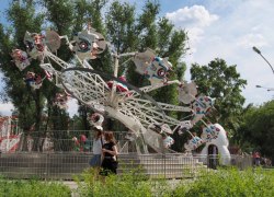 В тюменском парке девушка выпала из аттракциона