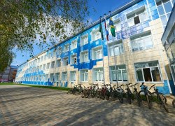 В посёлке Пионерский Советского района Руслан Кухарук посетил школу на 530 мест, где завершён капитальный ремонт