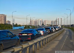 Дефицит бензина в Сургуте вызвал километровые очереди и введение топливных карт