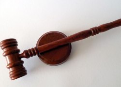 В ХМАО мать пятерых детей осудят за оформление фиктивных выплат на 5,5 млн