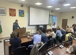 Сотрудники МЧС проводят информирование