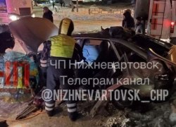 В Нижневартовске подростки на машине убегали от полицейских и врезались в самосвал