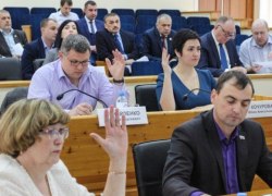 &laquo;Я против того, чтобы поднимать руки, потому что так надо!&raquo;. О чем так горячо спорили районные депутаты?
