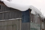Коммунальщики Югры приступили к войне с сугробами на крышах многоэтажек