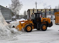 В Советском с ночи на улицах города работает 20 единиц снегоуборочной техники