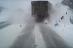 Водитель и пассажирка легковушки погибли при столкновении с грузовиком на трассе Екатеринбург - Серов