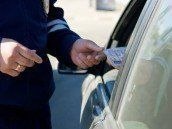ЖИТЕЛЬ ЮГОРСКА ЗАЖАЛ В ОКНЕ АВТО РУКУ ПОЛИЦЕЙСКОГО И ДАЛ ПО ГАЗАМ. ЕМУ ГРОЗИТ ПЯТЬ ЛЕТ
