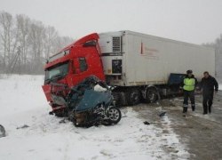 На трассе Ивдель &ndash; ХМАО легковой автомобиль попал под грузовик. Два человека погибли