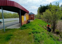 В Югре обочины трасс очищают от мусора