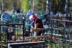 Россияне больше умирают и меньше рожают