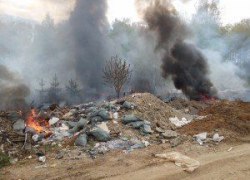 Дым видно из Верхней Пышмы и Екатеринбурга: у Серовского тракта загорелась большая свалка