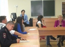 Полицейские и общественники провели встречу за круглым столом в Югорске Полицейские и общественники провели встречу за круглым столом в Югорске