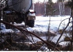 В Югре оштрафуют слившего жидкие отходы в лес водителя асс-машины