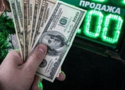 Курс доллара на Московской бирже превысил 65 руб., евро достиг 77 руб.
