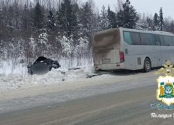 В ХМАО мужчина погиб в ДТП с рейсовым автобусом. ВИДЕО