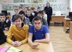 На вопрос &laquo;Легко ли быть профессионалом?&raquo; ответили госавтоинспекторы Советского района студентам политехнического колледжа