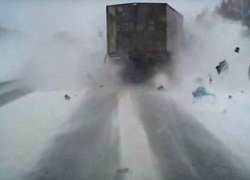 Водитель и пассажирка легковушки погибли при столкновении с грузовиком на трассе Екатеринбург - Серов
