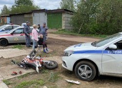 В Новоуральске сотрудник ГАИ на служебной машине сбил мотоцикл с двумя детьми