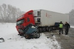 На трассе Ивдель &ndash; ХМАО легковой автомобиль попал под грузовик. Два человека погибли