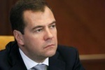 Медведев предложил не урезать пенсии "богатым" пенсионерам и не индексировать работающим