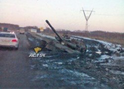 В грязи новосибирских дорог застрял танк